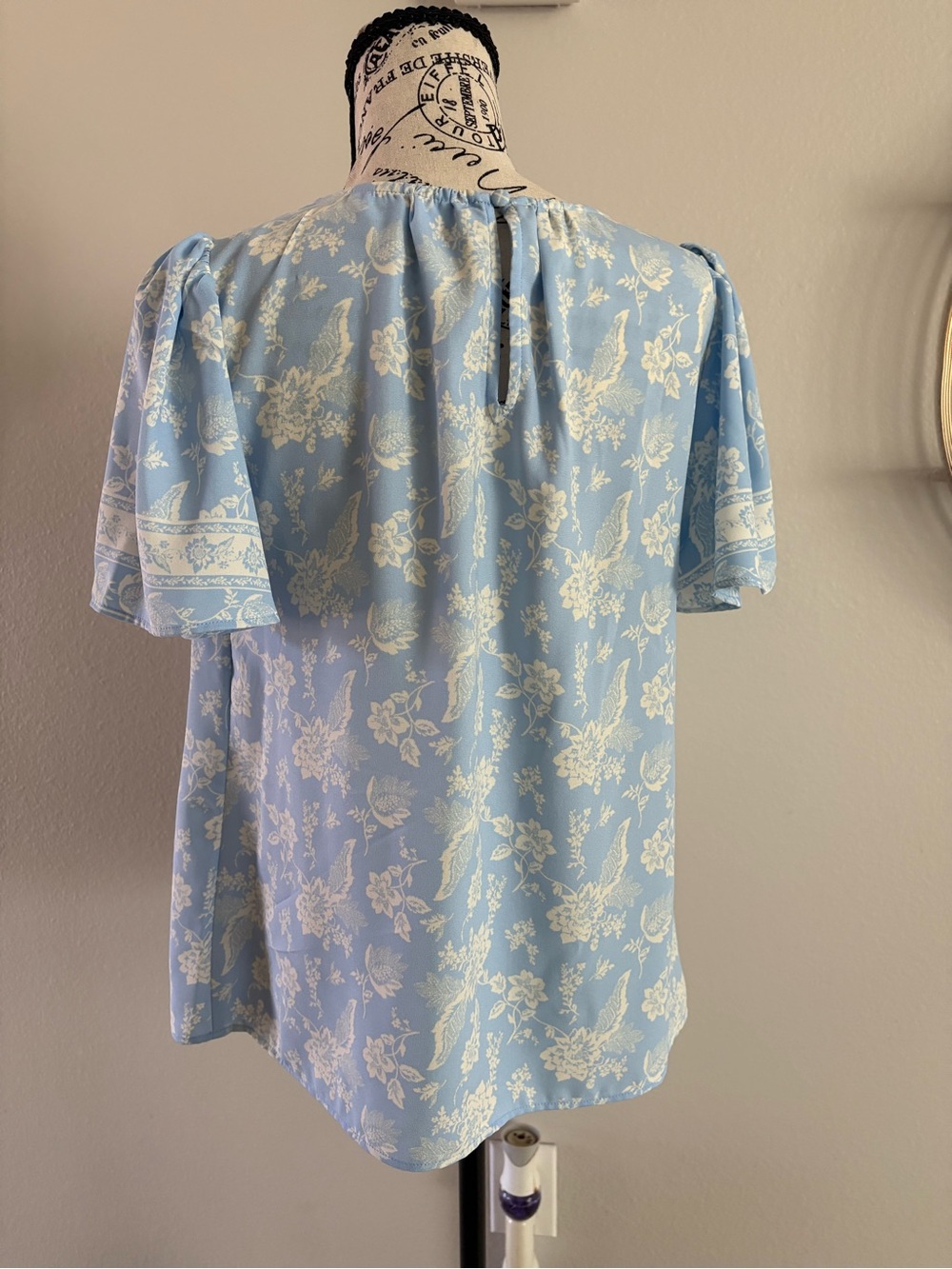 LC Lauren Conrad Light Blue Floral Short Sleeve Blouse - Picture 3 of 8